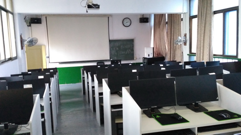 學(xué)院實(shí)訓(xùn)中心透明計(jì)算機(jī)房正式投入使用，開(kāi)啟信息技術(shù)服務(wù)新篇章